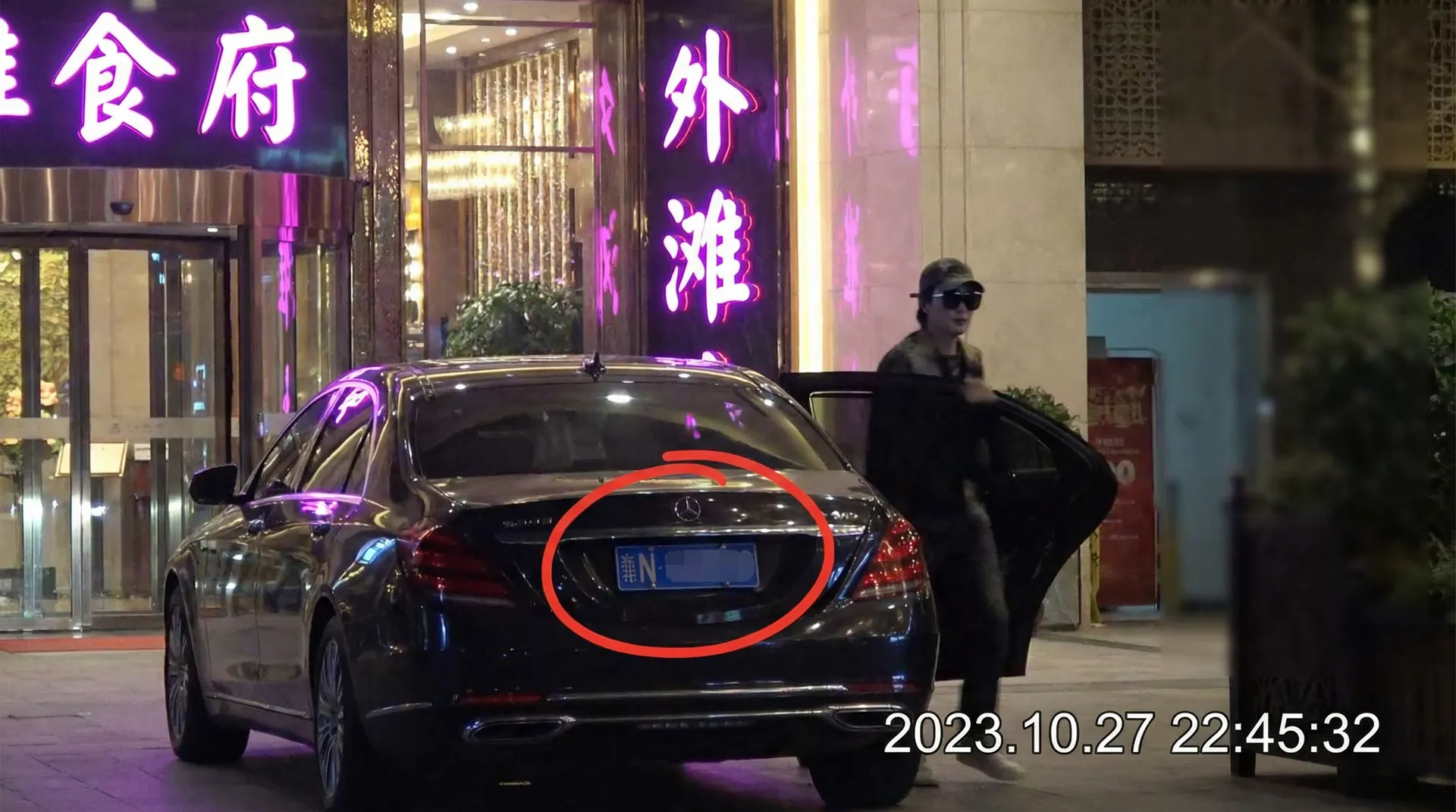 BETWAY体育app - 豪车餐厅外偷拍